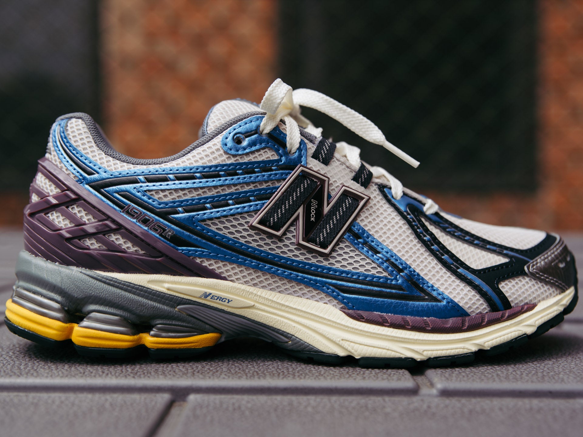 New Balance vs Nike: Ai đang làm tốt hơn trong việc tái phát hành mẫu giày cổ điển? Hinh anh 4: New Balance vs Nike: Ai dang lam tot hon trong viec tai phat hanh mau giay co dien?